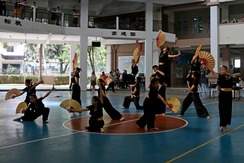 巴生光华独中舞蹈学会特别呈现具备浓厚中华舞蹈元素的“舞•极”，让来宾们对体验马来西亚的多元文化的特色。