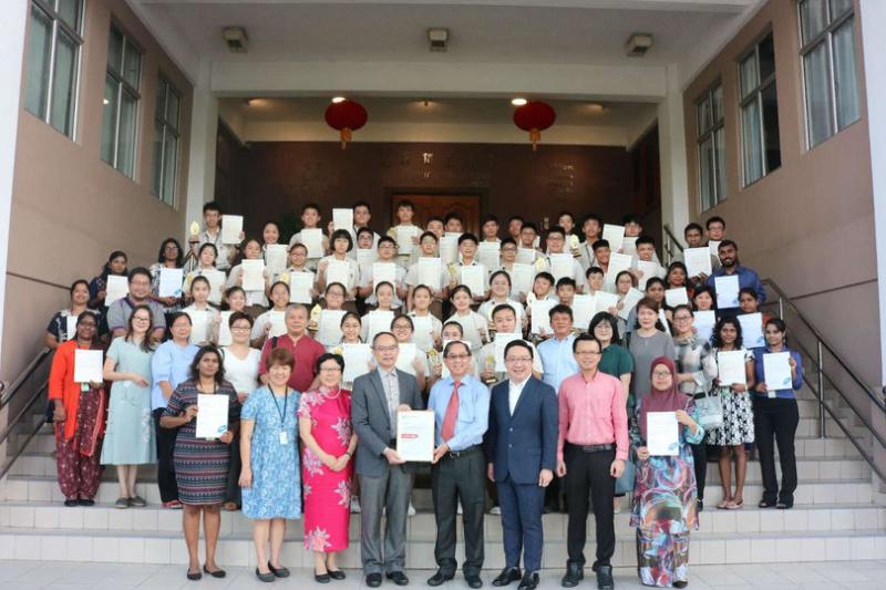巴生光华独中的学生在2019年度的剑桥英语考试再创佳绩,不但达到100%的及格率,其中有41人考获特优和优等。前排左一起为光华独中英文科科组长Shamala Devi Maniyam、副校长蔡翠蓉、校长佘琼凤、剑桥大学考评部马来西亚区总监哈米迪哈林(Hamidi Halim)、董事长谢璇苞、GPEX Central董事总经理赵崇豪、副校长邱桂平和英文科副组长Julina Abu Jamin。